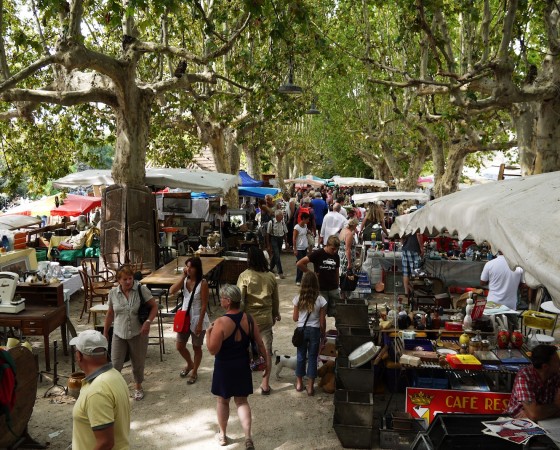 Barjac et sa foire à la brocante